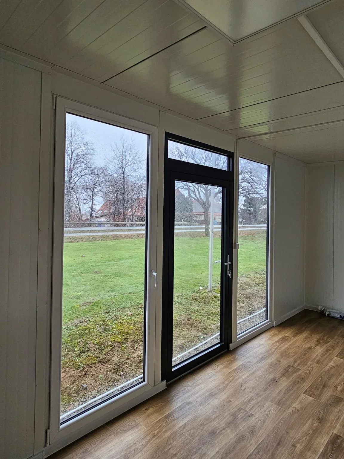 Pabellón de ventas con ventanales hasta el suelo, aprox. 18 m², RAL 7016. – Imagen 10